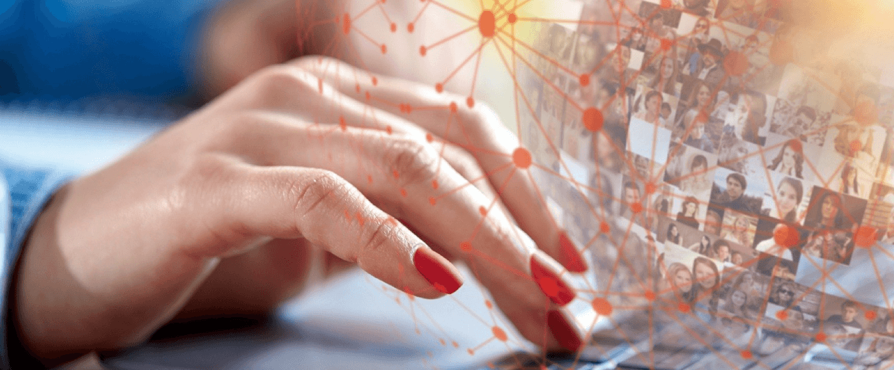 Uma mão feminina navegando no computador