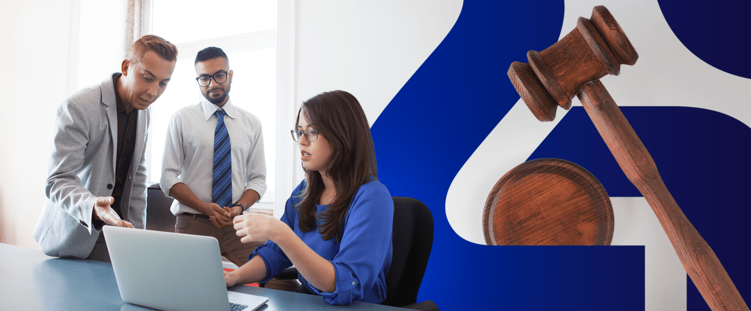 Dois homens sentados em uma cadeira de escritório